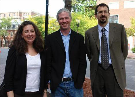 하버드대학교 '논증적 글쓰기 수업'을 총괄 지휘하는 토마스 젠 교수(오른쪽)와 글쓰기 지도 교수인 제임스 헤론 교수(가운데), 그리고 하버드대 글쓰기센터의 제인 로젠츠와이그 소장(왼쪽).
