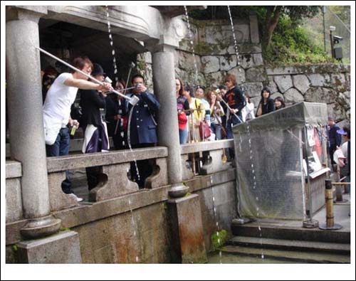 淸水寺의 청수폭포. 중간물줄기는 건강, 오른쪽은 사랑이고 왼쪽은 학업의 뜻이 이뤄지게 하는 물이란다. 인기만점으로 기나긴 줄에서 빠져나와 마시는 사람들 보며 입맛만 다셨다. 