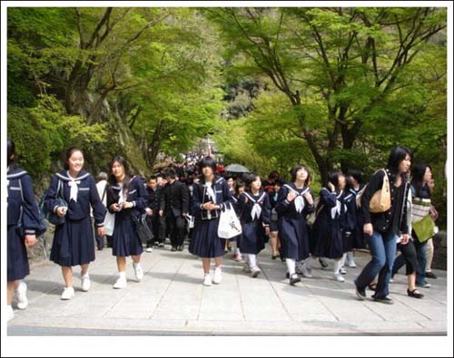 수학여행철이어선지 가는 데마다 까만 교복을 입은 학생들이 몰려와 있다. 예전에 우리가 중고등학교 때 수학여행을 경주로 갔듯이 일본 중고교생들은 교토로 수학여행을 온단다. 사실 일본 만화가 한국 만화로 둔갑해서 나오던 시절 교토는 늘 '경주'로 번역이 돼 나왔다. 