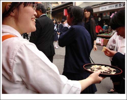  기요미즈데라 주변에는 유난히 떡집이 많다. 접시 가득 맛보기 떡을 담아서 지나가는 사람들에게 들이미는데 이집 저집 지나치며 시식만 해도 배가 부를 정도다. 