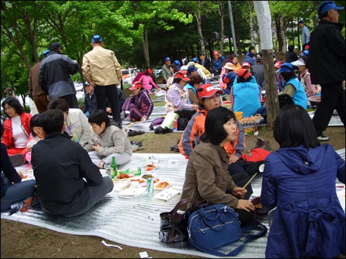  맛깔스런 음식! 야유회 기분이죠.