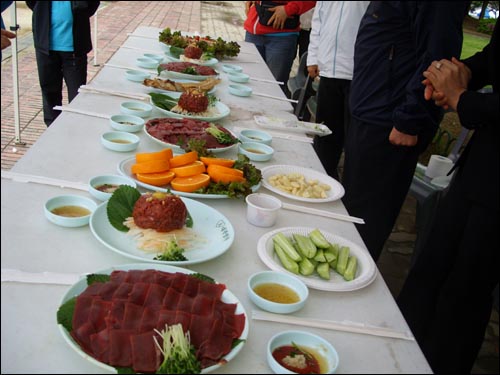  제주도의 수육과 조랑말 회에 구미가 당긴다. 