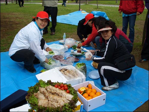  제주도 음식을 담아내는 회원들 