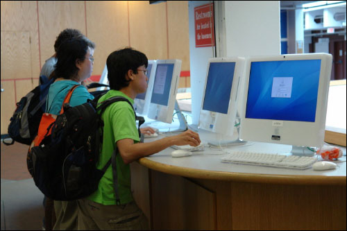 하버드대 학생들이 교내 휴게실에 마련된 컴퓨터로 인터넷 검색을 하고 있다. 이들은 입학할 때에 글쓰기 테스트를 거쳐 수준에 맞는 '논증적 글쓰기 수업'을 듣도록 배정받는다.