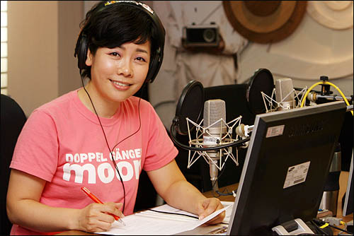 MBC 라디오 <세계는 그리고 우리는>을 진행 중인 방송인 김미화씨.