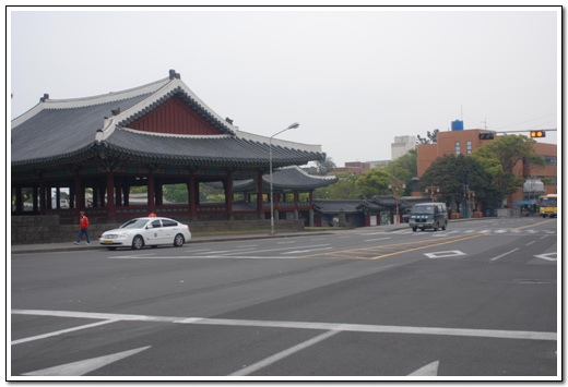 제주에 현존하는 가장 오래된 건물이다. 조선시대 이 일대는 사람이 붐비는 장터였다.