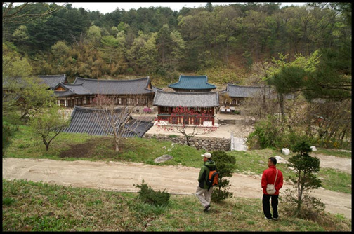 극락전 앞 마당에서 내려다본 대웅전 청암사에는 크고 작은 전각들이 매우 많았어요. 하나 같이 예스런 모습을 그대로 간직하고 있는데, 무척 멋스럽고 정겹게 보였답니다.