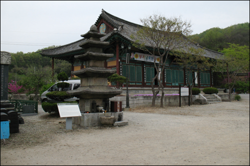  주불전인 '용화대보궁'과 5층석탑(충남 문화재자료 제274호)