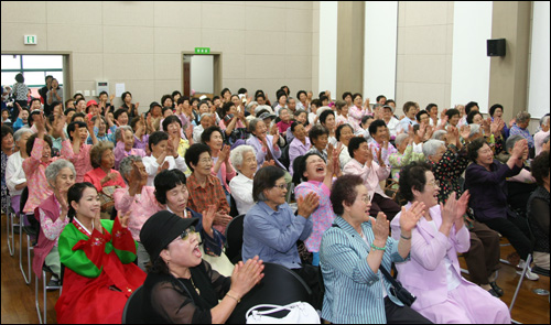 행복합니다 이날 고부간 정나누기 행사에는 타국에서 시집 온 다문화 가족들도 함께 참여해 문화적 차이로 발생할 수 있는 고부갈등을 해소할 수 있는 기회가 될 것으로 보인다.