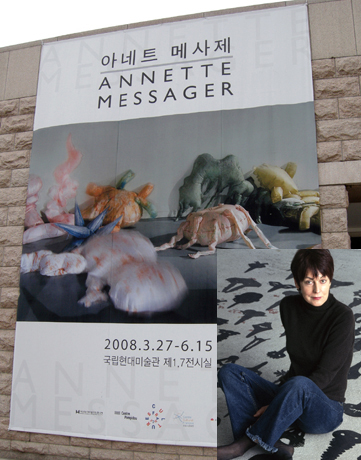 과천 국립현대미술관 입구에 붙은 '아네트 메사제 회고전' 현수막. 작가 아네트 메사제(아래)  