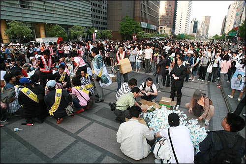 네티즌이 중심이 된 '이명박 탄핵을 위한 범국민운동본부' 주최로 2일 저녁 서울 청계광장에서 한-미 쇠고기 협상을 규탄하는 촛불문화제가 열릴 예정인 가운데 수백명의 시민들이 행사 시작 몇시간 전부터 모여 있다.