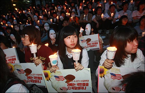 네티즌이 중심이 된 '이명박 탄핵을 위한 범국민운동본부' 주최로 지난 2일 저녁 서울 청계광장에서 한-미 쇠고기 협상을 규탄하는 촛불문화제에 참가자들이 촛불을 들고 있다.