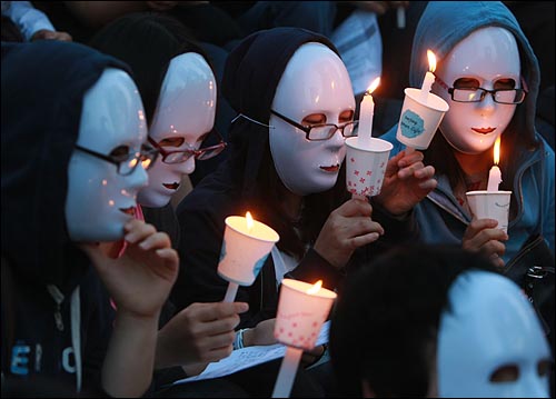 네티즌이 중심이 된 '이명박 탄핵을 위한 범국민운동본부' 주최로 2일 저녁 서울 청계광장에서 한-미 쇠고기 협상을 규탄하는 촛불문화제에 참가자들이 촛불을 들고 있다.