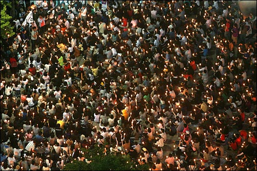 네티즌이 중심이 된 '이명박 탄핵을 위한 범국민운동본부' 주최로 2일 저녁 서울 청계광장 부근에서 한-미 쇠고기 협상을 규탄하는 촛불문화제가 열리고 있다. 