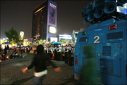 네티즌이 중심이 된 '이명박 탄핵을 위한 범국민운동본부' 주최로 지난 2일 저녁 서울 청계광장 부근에서 한-미 쇠고기 협상을 규탄하는 촛불문화제가 열렸다. 밤 9시가 넘어서까지 참가자들이 해산하지 않고 있는 가운데 경찰병력이 도로쪽을 가로막고 있다.
