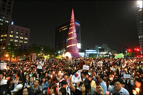 네티즌이 중심이 된 '이명박 탄핵을 위한 범국민운동본부' 주최로 2일 저녁 서울 청계광장 부근에서 한-미 쇠고기 협상을 규탄하는 촛불문화제가 열렸다.