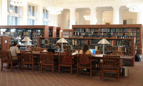 하버드대 로스쿨 도서관에서 학생들이 공부하는 모습. 하버드대에서는 학부 프로그램인 '논증적 글쓰기 수업(Expos)'과는 별도로 대학원생들의 보고서와 논문 쓰기 등을 지원하는 글쓰기센터를 운영하고 있다.