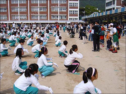 학생들이 단상의 선생님 보고 따라해야 하는데 학부모들이 많이 몰려 진행에 방해가 되었다.