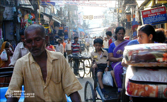 복잡함 - 델리의 여행자 거리(빠하르간지) 
