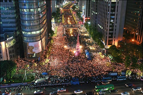 미국산 쇠고기 수입 전면 개방을 반대하는 학생과 시민들이 지난 3일 저녁 서울 청계광장에서 촛불문화제를 열고 있다.