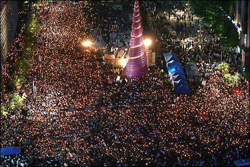 미국산 쇠고기 수입 전면 개방을 반대하는 학생과 시민들이 지난 2008년 5월3일 저녁 서울 청계광장에서 촛불문화제를 열고 있다.