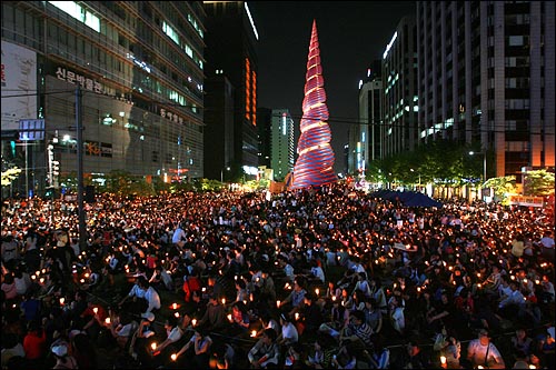 미국산 쇠고기 수입 전면 개방을 반대하는 학생과 시민들이 3일 저녁 서울 청계광장에서 촛불문화제를 열고 있다.