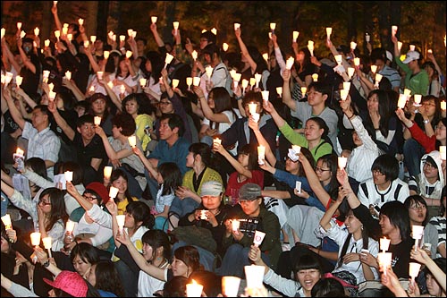미국산 쇠고기 수입 전면 개방을 반대하는 학생과 시민들이 2008년 5월 3일 저녁 서울 청계광장에서 촛불문화제를 열고 있다.