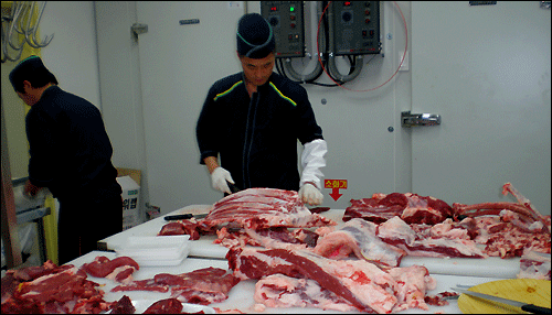 대한민국에서 키운 신토불이 우리 한우가 단연 최곱니다. 고기의 신선도와 품질이 으뜸입니다. 