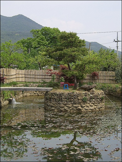 운조루 앞의 연못. 