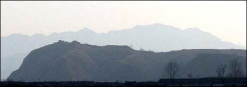 삼각산. 중국 단둥에서 바라본 삼각산. 앞에 보이는 것이 백마산이다.