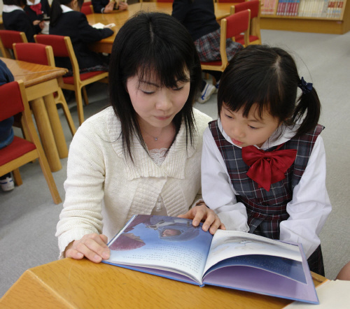 일본 도호쿠 대학 미래과학기술 공동연구센터의 가와시마 후토시 교수(뇌과학 전공)는 최근 "독서가 두뇌를 활성화시켜 결과적으로 두뇌 능력을 향상시킨다"는 내용의 연구 논문을 뇌과학 관련 국제 학회에 발표했다. 사진은 일본 도쿄 소카초등학교의 사서 모리타 사치코 씨(왼쪽)가 저학년 학생에게 책을 읽어주는 장면.