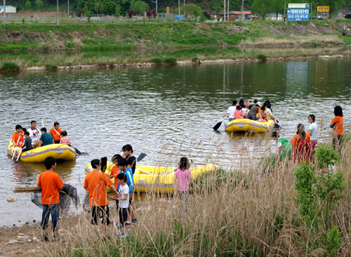 경기도 가평군 북면 수련원 옆을 흐르는 강에서 보트놀이를 즐기는 장애어린이와 학부모