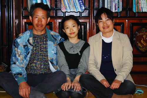 다미사라씨의 가족. 왼쪽부터 남편 가재구씨. 올해 초등학교 3학년인 상희. 그리고 다미사라씨.
