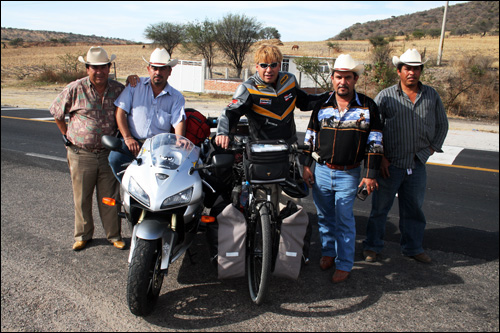 오토바이로 멕시코를 여행하는 남자까지 더해진 모습. 멕시코 남자들은 언제나 당당한 폼이다.