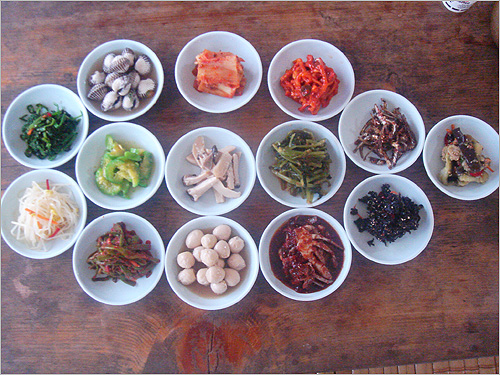 남도식 보리밥 정식을 시키면 밑반찬이 열 가지가 넘게 나온다