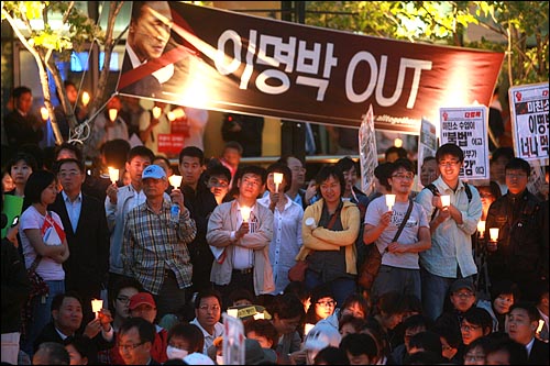 미국산 쇠고기 전면 개방을 반대하는 촛불문화제가 6일 저녁 서울 청계광장에서 열리고 있다.