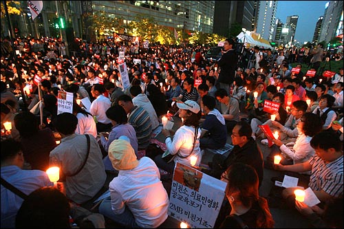 미국산 쇠고기 전면 개방을 반대하는 촛불문화제가 6일 저녁 서울 청계광장에서 열리고 있다.