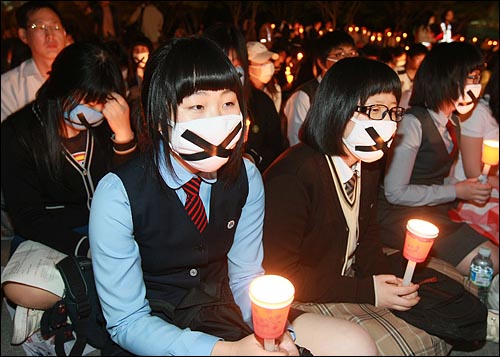 미국산 쇠고기 수입 전면 개방을 반대하는 학생들이 6일 저녁 서울 여의도 공원 앞에서 열린 촛불문화제에서 정부의 미국산 쇠고기 수입 정책 철회를 촉구하며 촛불을 들고 침묵시위를 하고 있다.