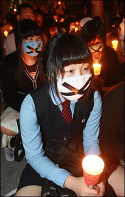 촛불을 든 학생들이 6일 저녁 서울 여의도 국회앞에서 열린 촛불문화제에서 침묵시위를 벌이고 있다.