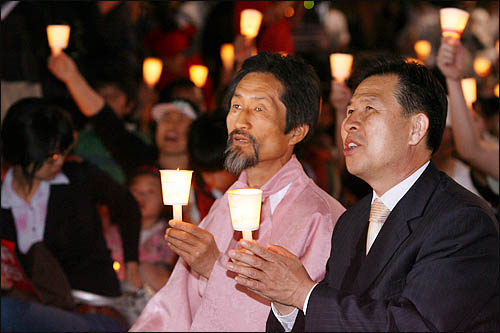 강기갑 민주노동당 의원이 6일 저녁 서울 청계광장에서 열린 미국산 쇠고기 수입 반대 촛불문화제에 참석해 미국산 쇠고기 수입에 반대하며 학생 시민들과 함께 촛불을 밝히고 있다.