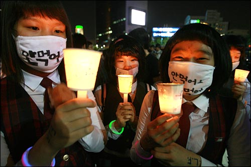 6일 저녁 서울 청계광장에서 열린 미국산 쇠고기 전면 개방 반대 촛불문화제에서 여중생들이 촛불을 들고 있다.