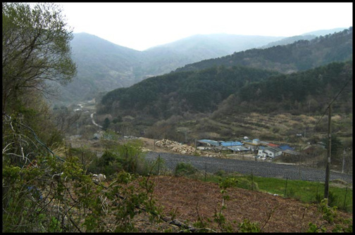 수도리 마을을 벗어나서 또 다시 수도암에 오르는 가파른 오르막길 위에서 찍은 마을 모습이에요. 저 아래 산을 넘어서 예까지 올라왔어요.