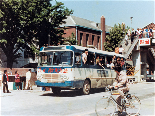 5.18 당시 시위대들은 버스를 타고 돌아다니며 시민들의 참여를 유도했다.