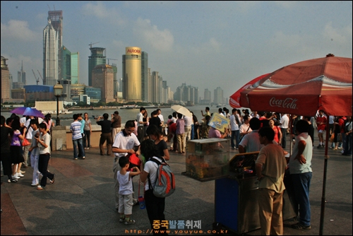 상하이 와이탄 다마루 강변에서 둥팡밍주를 바라보는 사람들