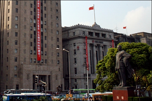 상하이 와이탄, 신중국 최초 상하이시장이던 천이의 동상과 중국은행, 공상은행 건물