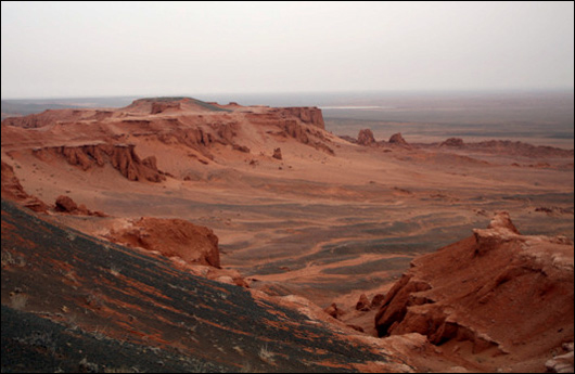 몽골 남부 최대 사막지대인 고비지역의 사막. 빨간 흙살을 드러내고 있는데, 황사의 발원지다.