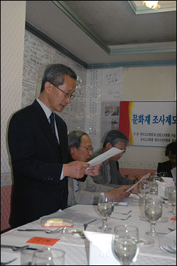  문화재청의 '문화재조사제도 개선방안'을 규탄하며 성명서를 낭독 중인 한국고고학회 이강승 회장