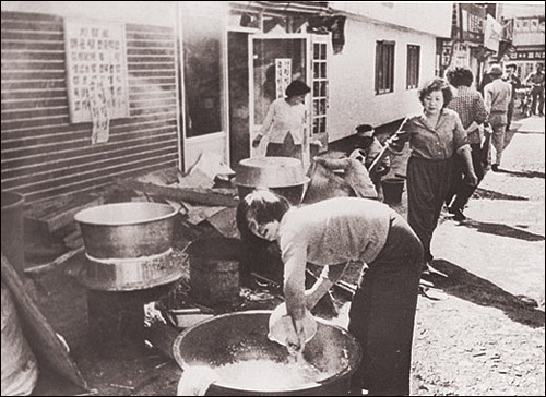 광주시민들이 시민군들에게 주기 위해 밥을 짓고 있다.