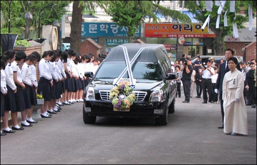 고 박경리 선생의 운구차량이 8일 오후 모교인 진주여고 교정으로 들어서고 있다.