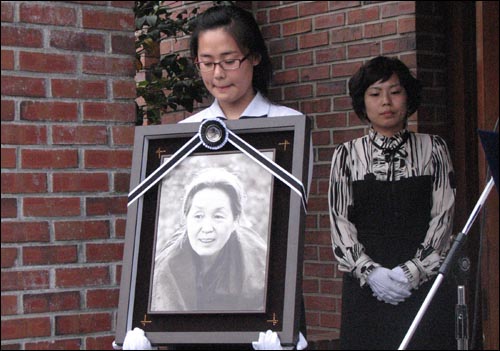 진주여고 한 후배가 고 박경리 선생의 영정을 들고 서 있다.
